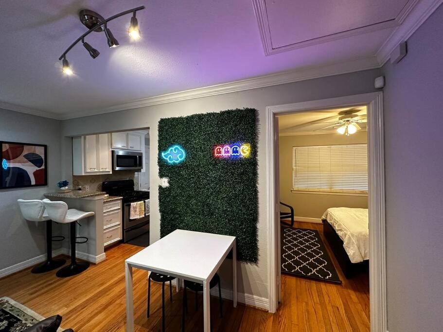 Townhouse Near Midtown Apartment Houston Bagian luar foto