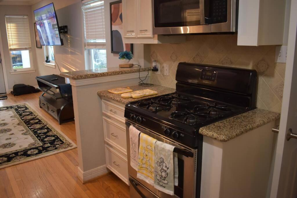 Townhouse Near Midtown Apartment Houston Bagian luar foto